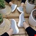  کفش کفش کتونی اسپرت دخترانه و زنانه مدل روی بافت اسکیچرز